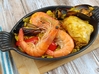 plat de paella, en gros plan, sur une table