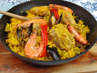 paella dans une poêle, en gros plan, sur une table	