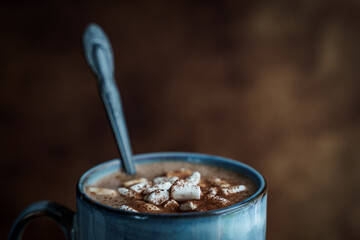 Nahaufnahme von einer Tasse heißer Kakao mit Marhsmellows. Rustikaler Stil.