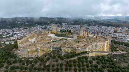 vista aérea de la fortaleza de la Mota en el municipio de Alcalá la Real, España