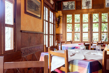Interior de un restaurante tradicional con mesas y sillas.