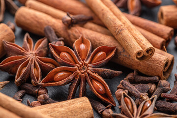 Obraz na płótnie Canvas Lots of three spices for mulled wine – star anise, cinnamon and clove, macro.