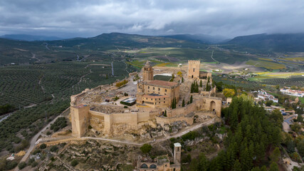 Fototapeta na wymiar vista aérea de la fortaleza de la Mota en el municipio de Alcalá la Real, Andalucía
