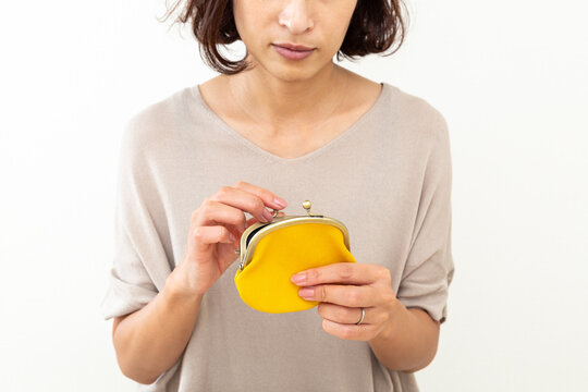 財布を持つ女性