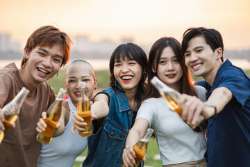 Obraz premium Image of group of friends celebrating and drinking beer together