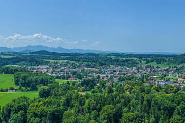 Fototapeta na wymiar Ausblick auf das Chiemgau, Blick über den Kurpark zur Gemeinde Prien am Chiemsee