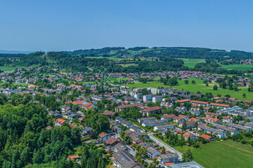 Fototapeta na wymiar Blick über den Kurpark am Roseneck auf Prien am Chiemsee im oberbayerischen Landkreis Rosenheim