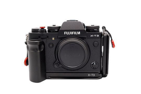  Fujifilm branded X-T3 Camera is now Equipped with a new 26-megapixel APS-C sensor and is shown here with a non branded ‘L’ bracket and Peak Design strap connectors