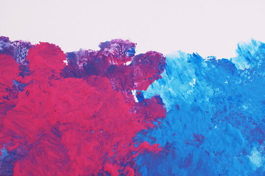 Fondo astratto: pennellate di tempera di colore viola e azzurro su carta bianca, spazio per testo