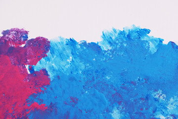 Fondo astratto: pennellate di tempera di colore viola e azzurro su carta bianca, spazio per testo - obrazy, fototapety, plakaty
