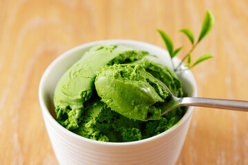 白いお皿に盛り付けた抹茶アイス　Green tea ice cream