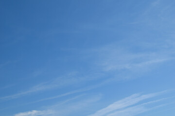 Imagen de un cielo azul con algunas nubes