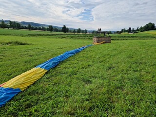 Korb und Stoff: Zusammengelegter Heißluftballon