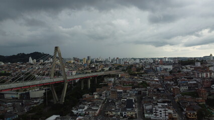 Obraz premium Pereira's iconic bridge stands as a testament to urban growth against a backdrop of city life.