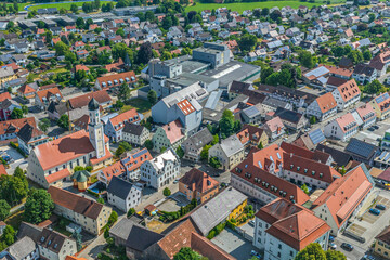 Zusmarshausen im Zusamtal in Schwaben, Blick ins Ortszentrum, auf das Schloss und den Marktplatz