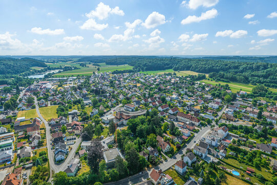 Ausblick auf Zusmarshausen im Naturpark Westliche W&auml;lder in Schwaben, Blick &uuml;ber den Ort zum Naherholungsgebiet Rothsee