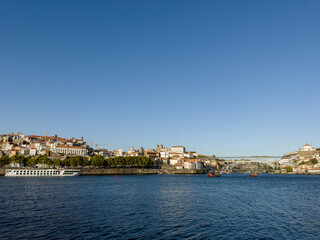 Fototapeta na wymiar panorama starego miasta w Porto widziana z drugiego brzegu rzeki Duoro
