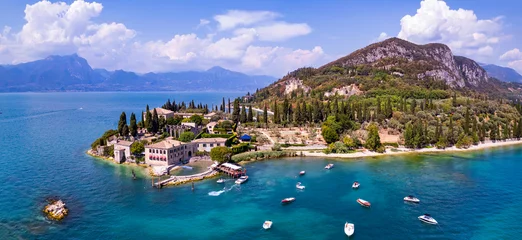 Fototapeten Punta San Vigilio - aerial drone view, most romantic place of Garda Lake ,Lago di Garda scenery. northern Italy. © Freesurf