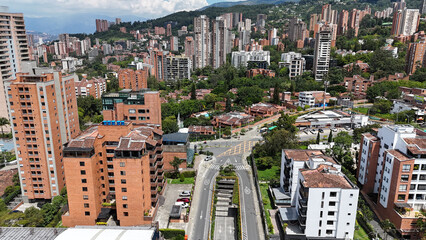 Fototapeta premium Foto aérea realizada con drone por el sector de El Poblado en Medellín, Colombia.