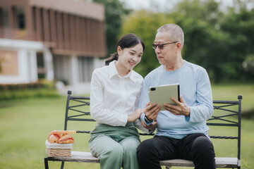 Obraz premium Asian woman caring for elderly patient