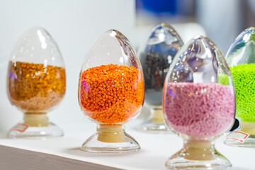 Colored polymer granules in glass