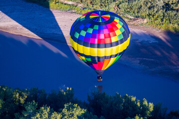 Fototapeta premium Hot Air Balloon over the Rio Grande