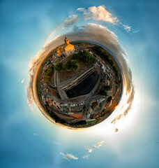 Foto esférica 360 de pueblo en atardecer con arco iris y puesta de sol