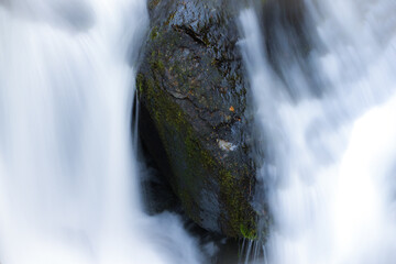 Steinblock im Wasserfall
