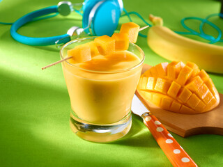  Fruehstueck Mango Drink, Banane mit Mango, Mangospiess,