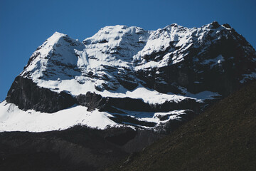Obraz premium Montaña de nieve en huañec 