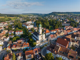 Fototapeta na wymiar Luftbild von der Stadt Stockach mit der Kirche St. Oswald in der Oberstadt, historischer Stadtkern