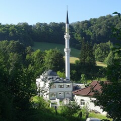 Obraz premium Scenic view of Gdansk Mosque in green hills in Poland