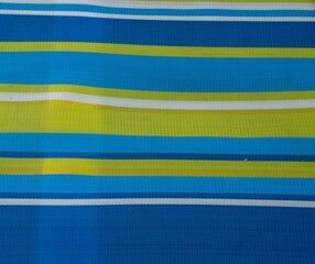 trama rayada de colores azules y verdes de una tela plástica © TC2412