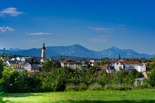Sch&ouml;ner Blick &uuml;ber die Alte Stadt Traunstein in Bayern mit Blick auf die Alpen