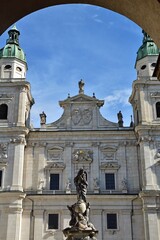 Fototapeta na wymiar Salzburger Dom in Österreich, vertikal