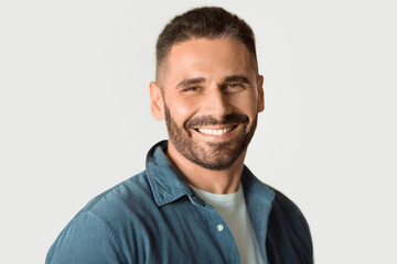 Obraz premium Handsome middle aged bearded man confidently posing against white wall