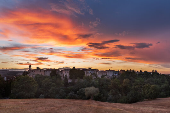 Borgo di Serra de' Conti (AN) al tramonto