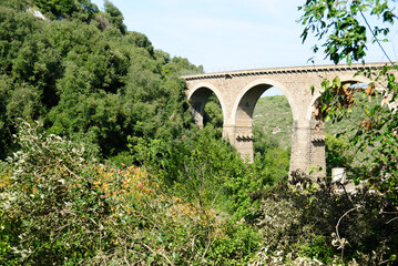Fototapeta na wymiar Il viadotto ferroviario nella Badde Tolta nella città di Sassari