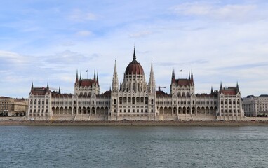 Fototapeta na wymiar Parlement hongrois - Budapest