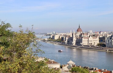 Fototapeta na wymiar Vue sur le Parlement - Budapest