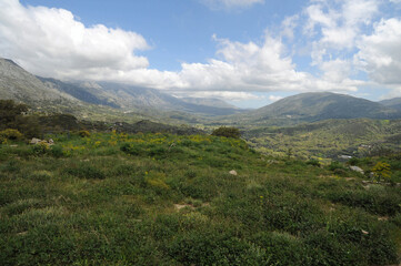 Vue du nord de la vallée depuis le site archéologique de Syvritos à Thronos dans la vallée d'Amari en Crète