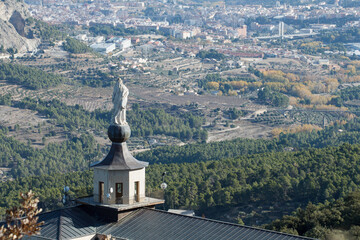 Paisaje urbano de la ciudad de Alcoi desde el parque natural de la Fuente Roja con la virgen de los Lirios, España