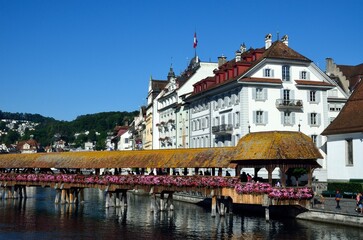 Fototapeta na wymiar Puente Kapellbrücke entre el río Reuss y los edificios del casco antiguo de Lucerna, Suiza