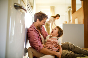 Obraz premium Father and daughter playing together at home