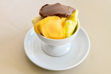 Vanilla ice cream with chocolate in a bowl. Sade, cikolatali  ve meyveli dondurma.. Kesme Maras dondurmasi