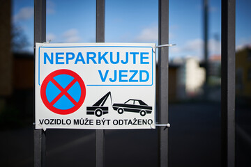 Parkverbotsschild in Prag mit den tschechischen Worten neparkujte vjedzd, nicht in der Einfahrt...