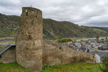 Fototapeta na wymiar Mittelalterlicher Turm der Stadtmauer und Blick auf Oberwesel