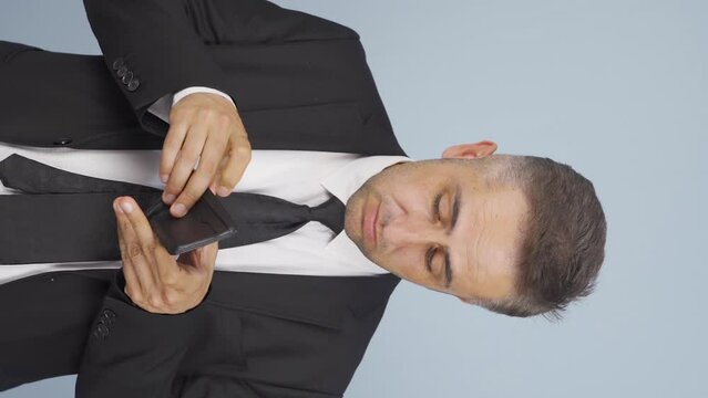Vertical video of Moneyless businessman. Empty wallet.