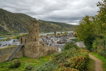 Fototapeta na wymiar Mittelalterliche Stadtmauer mit Turm und Blick auf Oberwesel