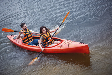 Obraz premium Couple travelling by kayak